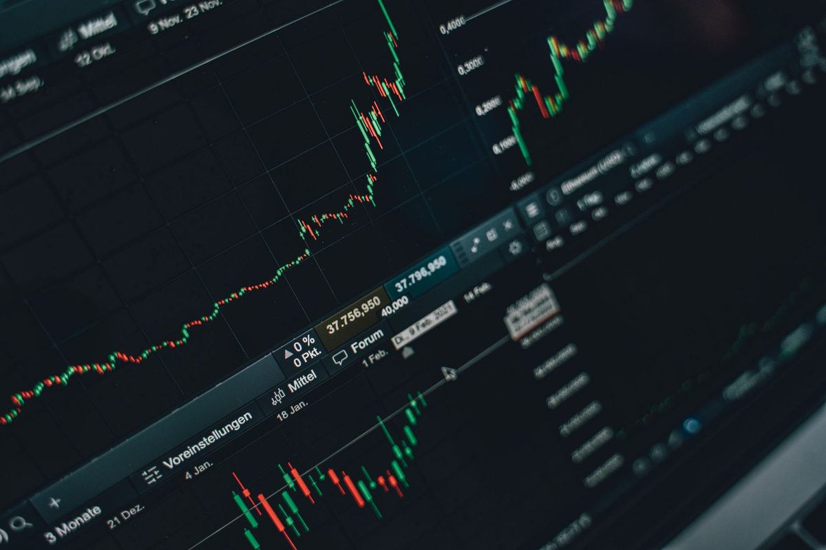 화면에 표시된 인공지능과 주식 시장 차트, 2026년 AI 버블에서 포트폴리오를 지키는 방법을 상징하는 이미지